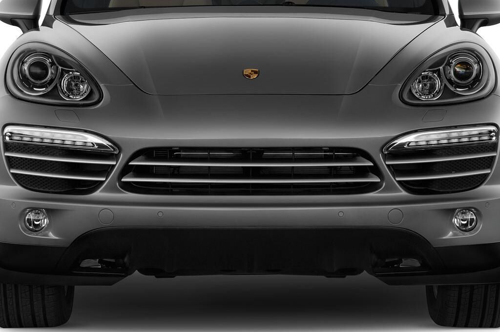 Porsche Cayenne (Baujahr 2015) 4WD AT 5 Türen Kühlergrill und Scheinwerfer
