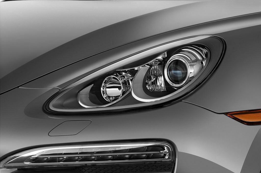 Porsche Cayenne (Baujahr 2015) 4WD AT 5 Türen Scheinwerfer