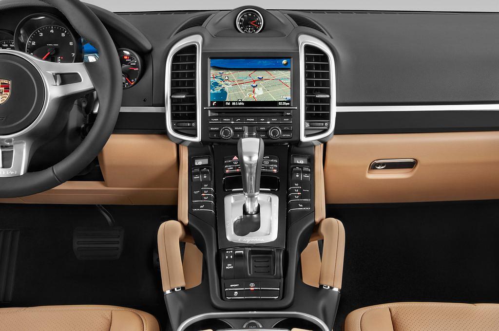Porsche Cayenne (Baujahr 2015) 4WD AT 5 Türen Mittelkonsole