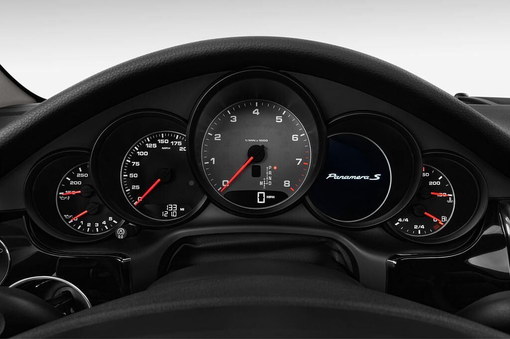 Porsche Panamera (Baujahr 2010) S 5 Türen Tacho und Fahrerinstrumente