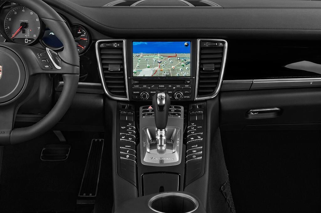 Porsche Panamera (Baujahr 2010) S 5 Türen Mittelkonsole