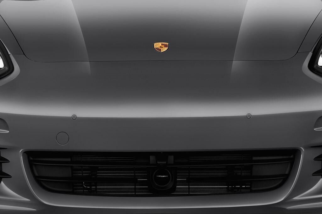 Porsche Panamera (Baujahr 2016) - 5 Türen Kühlergrill und Scheinwerfer