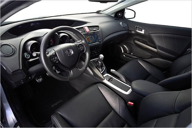 Spaciges Armaturenbrett, solide Materialien und Verarbeitung