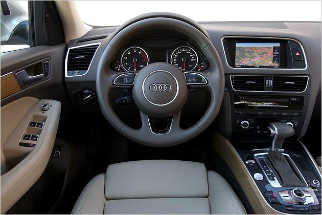 Das Cockpit wurde durch zusätzliche Chromspangen und Klavierlackflächen aufgewertet