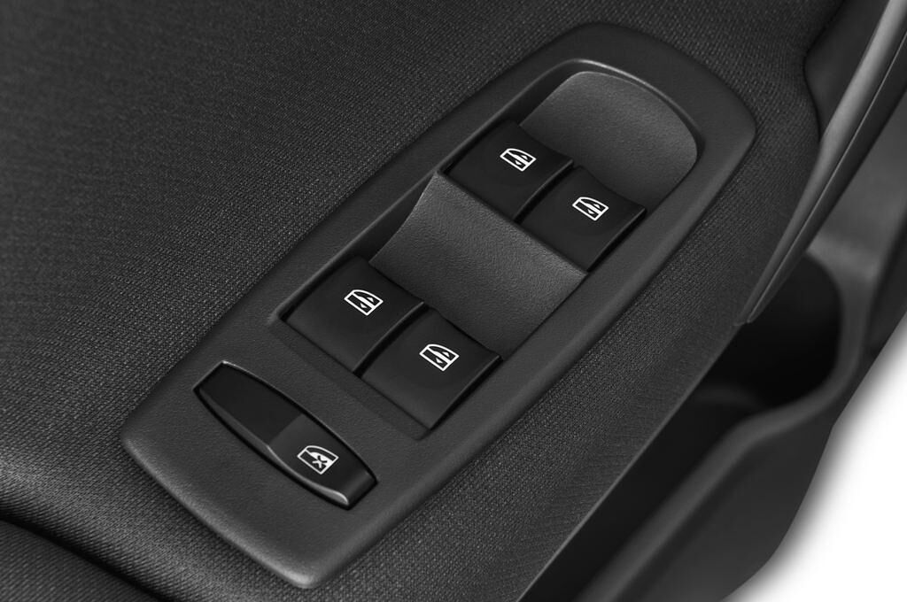 Renault Koleos (Baujahr 2011) Dynamique 5 Türen Bedienungselemente Tür