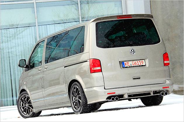 Schrankwand mit vier Auspuffrohren und Dachspoiler
