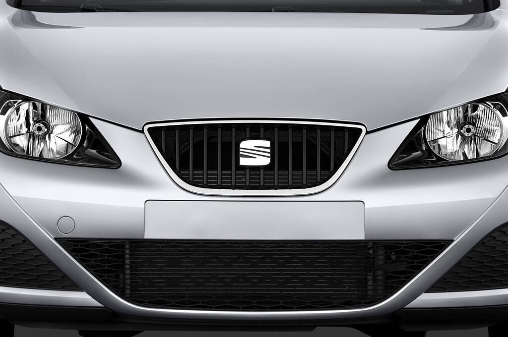 SEAT Ibiza ST (Baujahr 2011) Reference 5 Türen Kühlergrill und Scheinwerfer