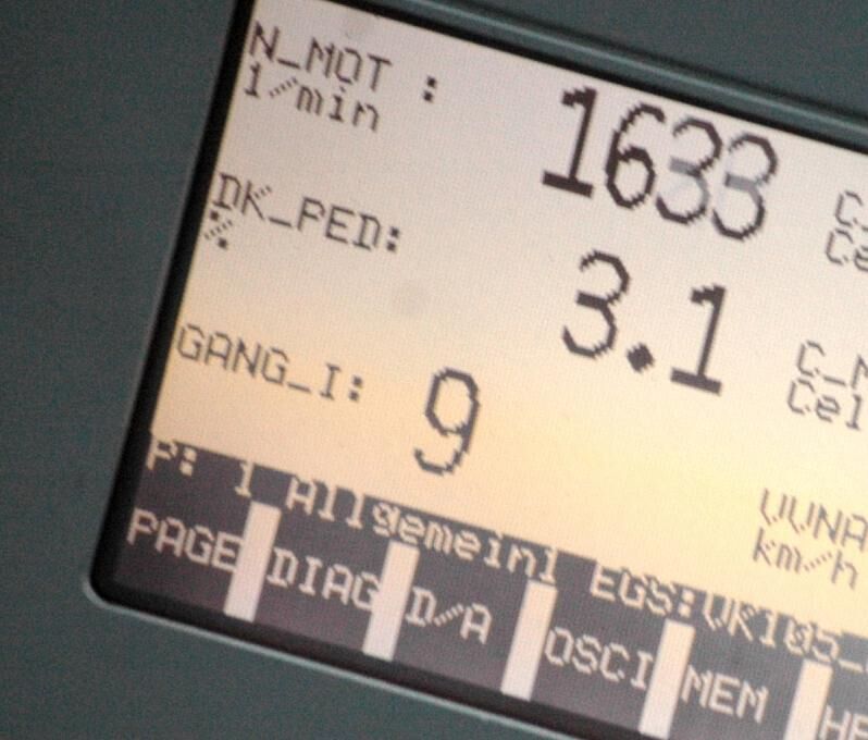 Mit Neungang-Automatikgetrieben wird die Drehzahl um etwa 700 U/min reduziert