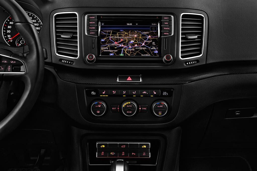 SEAT Alhambra (Baujahr 2016) Style Plus 5 Türen Mittelkonsole