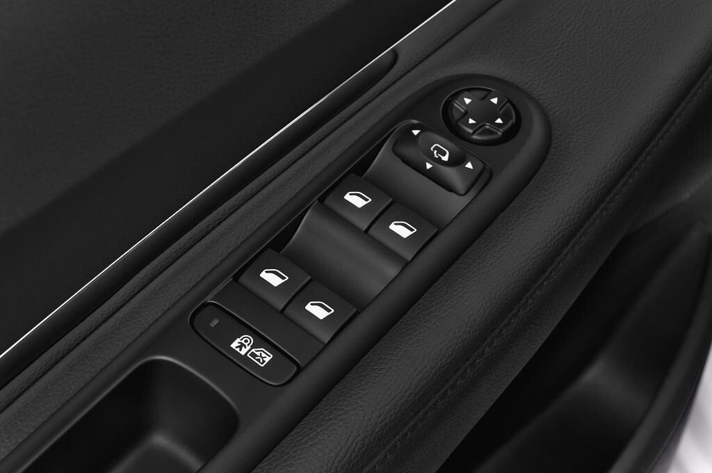 Peugeot 3008 (Baujahr 2013) HYbrid4 5 Türen Bedienungselemente Tür