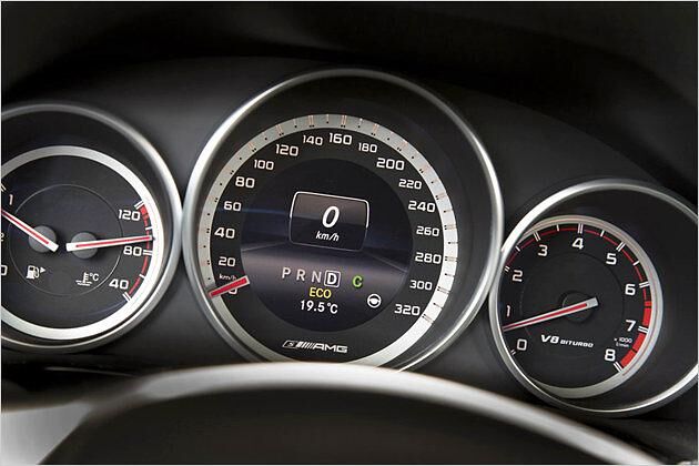 In den Tacho ist jetzt ein großes, farbiges LED-Display integriert