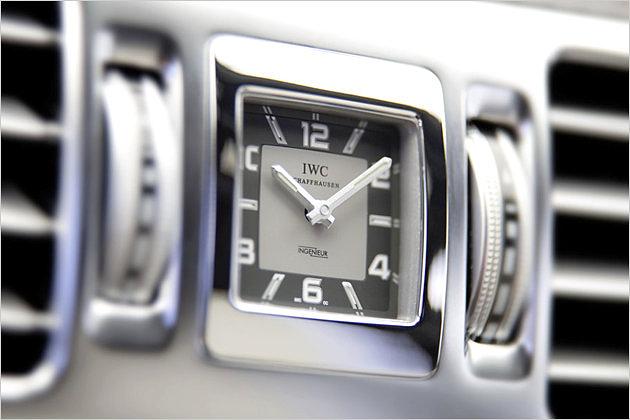 Den AMG-Modellen ist die edle IWC-Uhr in der Mittelkonsole vorbehalten