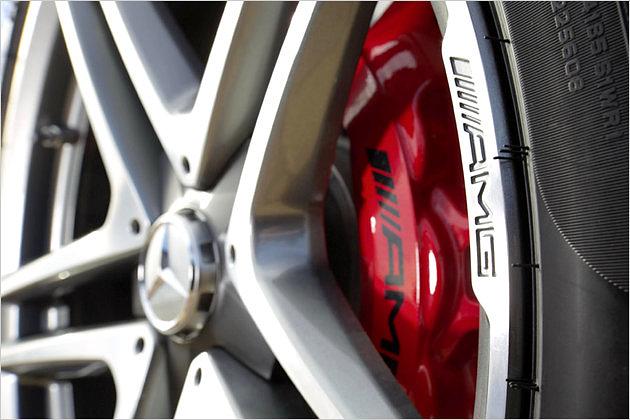 Die rot lackierten Bremssättel unterscheiden das S-Modell von seinen E-63-Brüdern