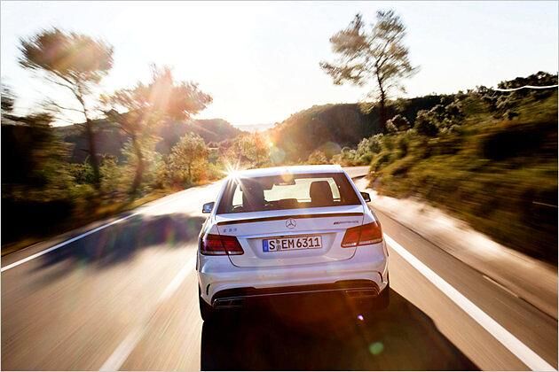 Ein serienmäßiger Allradantrieb hält die 585 Pferde im Zaum