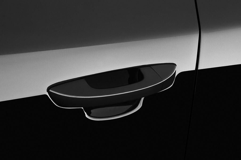 Skoda Superb (Baujahr 2009) Elegance 4 Türen Türgriff