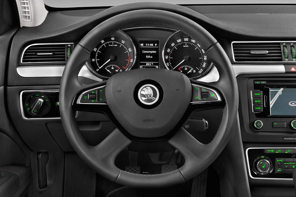 Skoda Superb (Baujahr 2015) Active 5 Türen Lenkrad