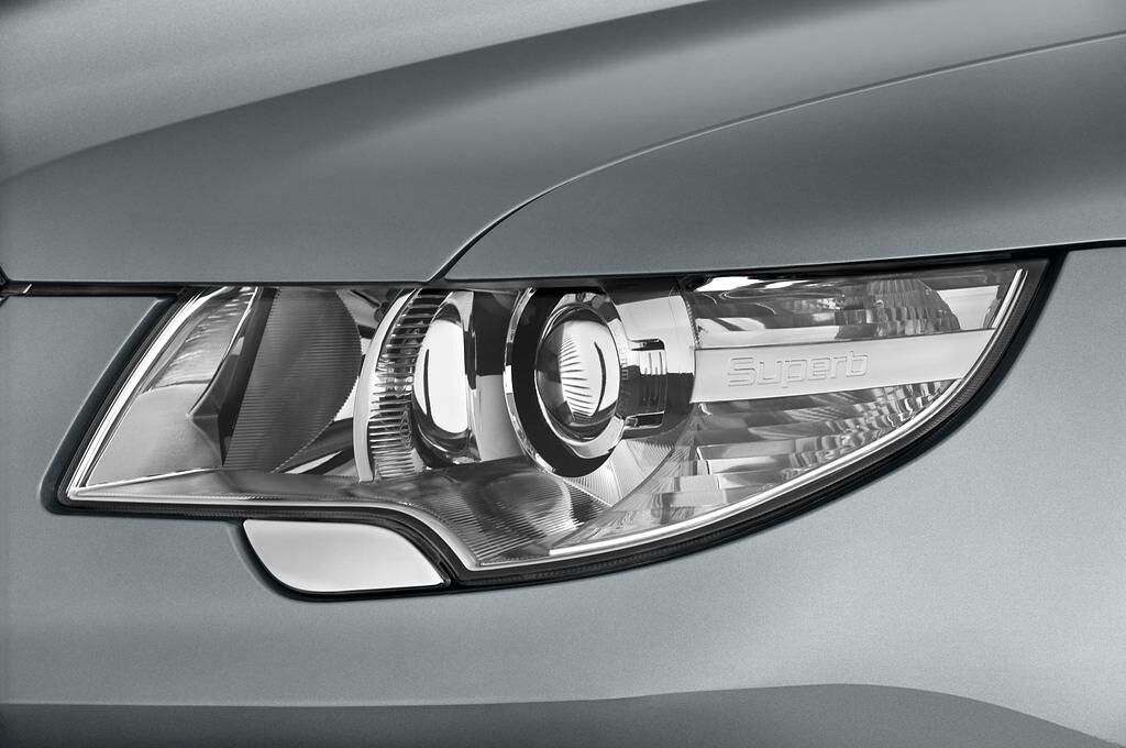 Skoda Superb (Baujahr 2010) Elegance 5 Türen Scheinwerfer
