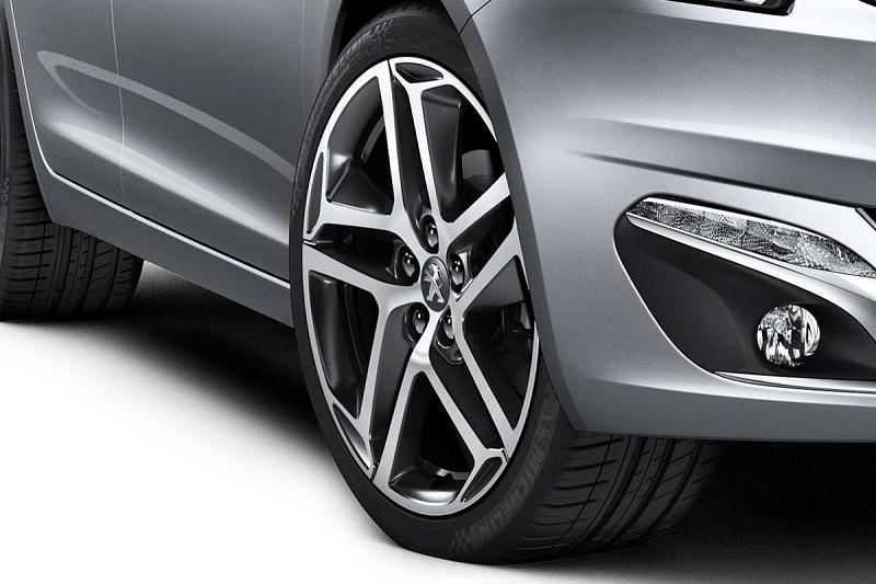 Der neue Peugeot 308 wirkt nicht nur von außen sportlich.