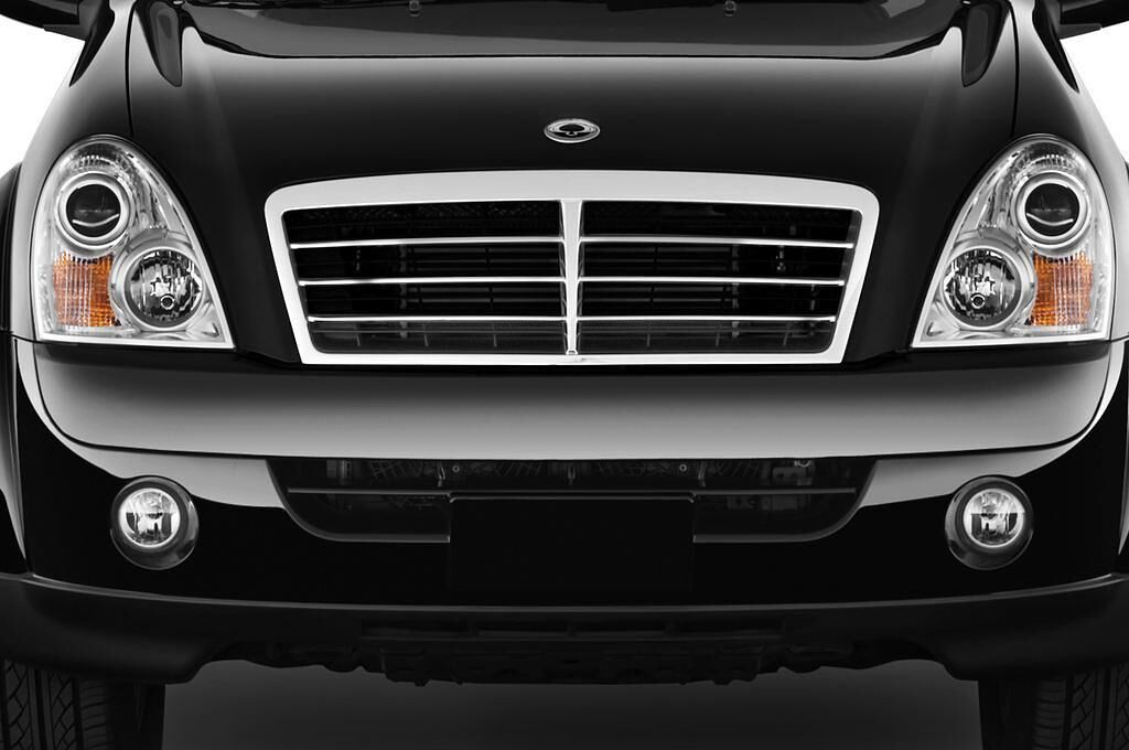 Ssangyong Rexton (Baujahr 2011) - 5 Türen Kühlergrill und Scheinwerfer
