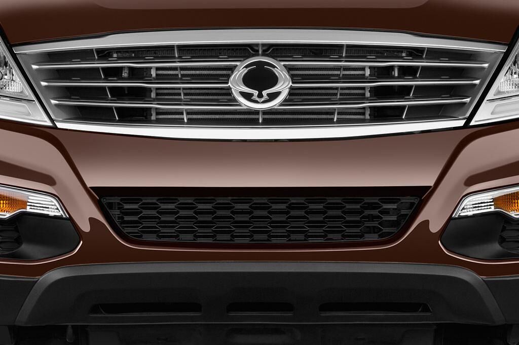 Ssangyong Rexton W (Baujahr 2013) Sapphire 5 Türen Kühlergrill und Scheinwerfer
