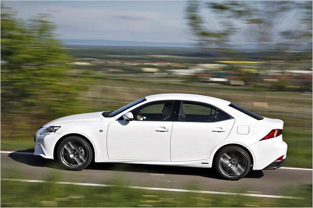 Der IS ist ein schick gezeichneter Viertürer, der mit dem BMW 3er und der Mercedes C-Klasse in einer Liga spielt