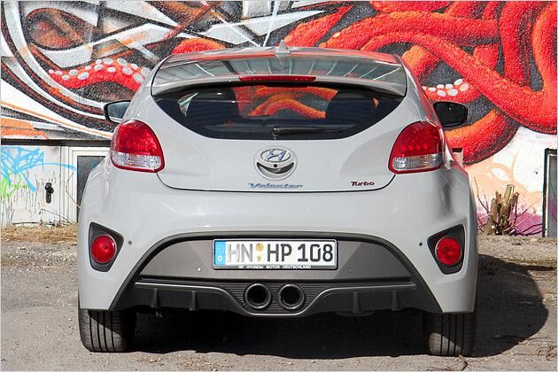 Die Sicht nach hinten ist aufgrund der schmalen Heckscheibe eingeschränkt