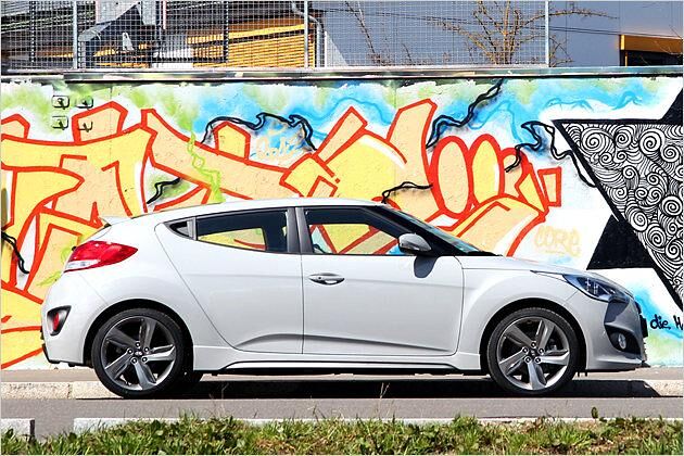 Auf der Beifahrerseite sind zwei Türen untergebracht