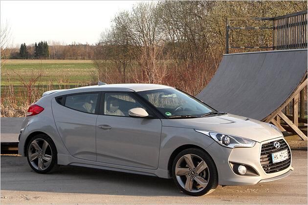 Die Scheinwerfer ziehen sich bis weit in die Seiten