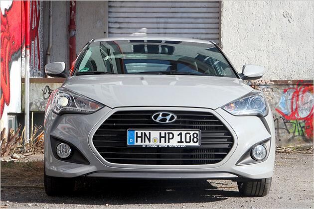 Der riesige Kühlergrill nimmt einen Großteil der Front ein