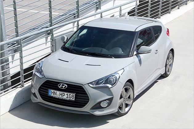 Auf der Motorhaube prangen zwei schmale Lufteinlässe