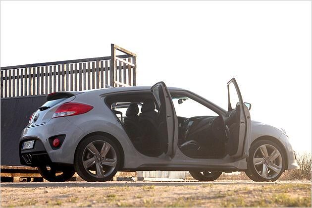 Der Zustieg auf die Rückbank erfolgt aus praktischen Gründen auf der Beifahrerseite