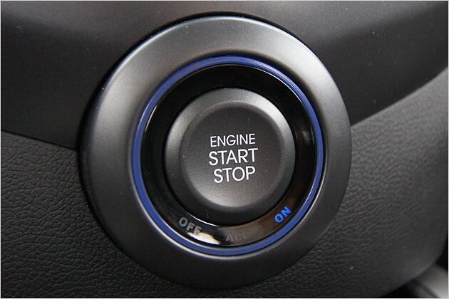 Gestartet wird der Veloster per Knopfdruck, der Schlüssel kann in der Hosentasche bleiben