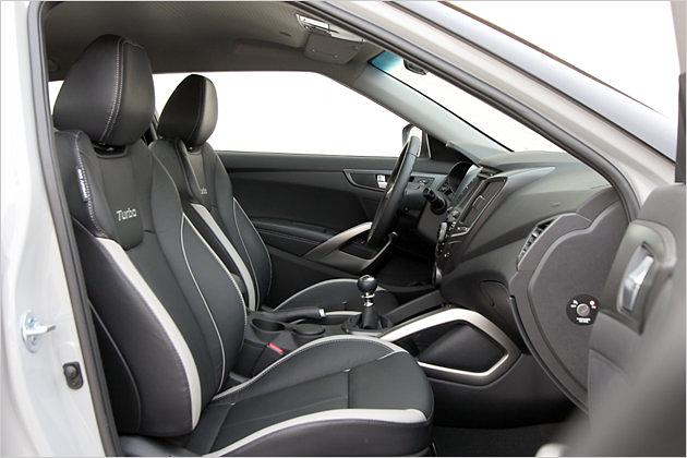 Die sportlichen Ledersitze geben ordentlichen Seitenhalt