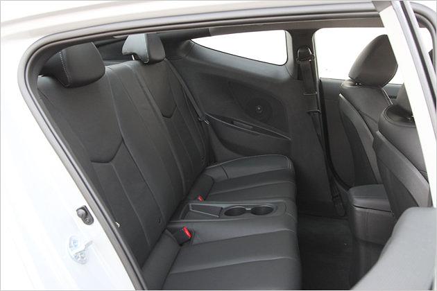 Auf der Rückbank finden dank der geringen Kopffreiheit nur Kinder ausreichend Platz