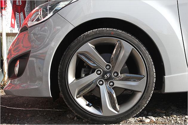 Der Turbo-Veloster kommt serienmäßig auf 18-Zoll-Leichtmetallfelgen daher