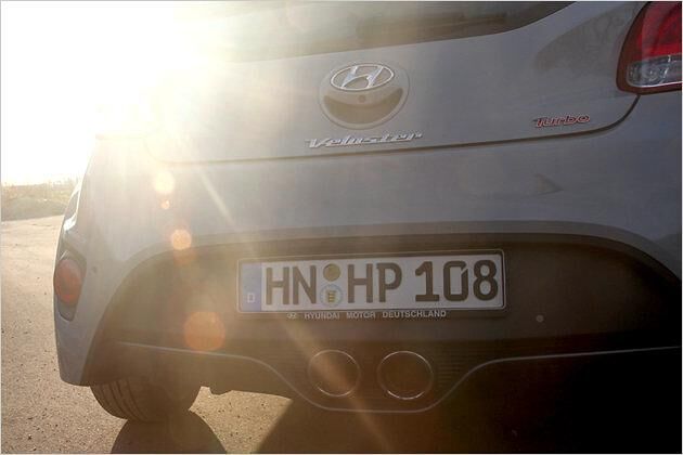 Runde statt eckige Endrohre am mittig sitzenden Doppelauspuff kennzeichnen den Turbo-Veloster