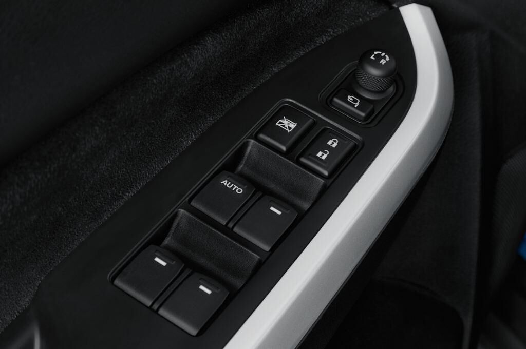 Suzuki Vitara (Baujahr 2015) Comfort + 5 Türen Bedienungselemente Tür