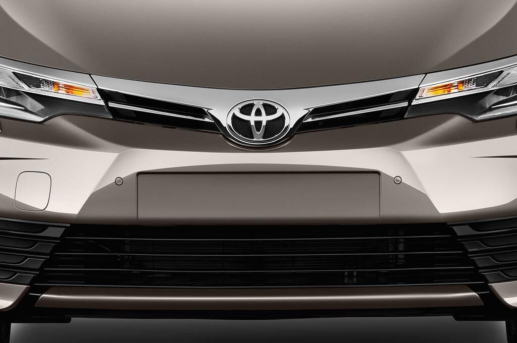 Toyota Corolla (Baujahr 2017) Comfort 4 Türen Kühlergrill und Scheinwerfer