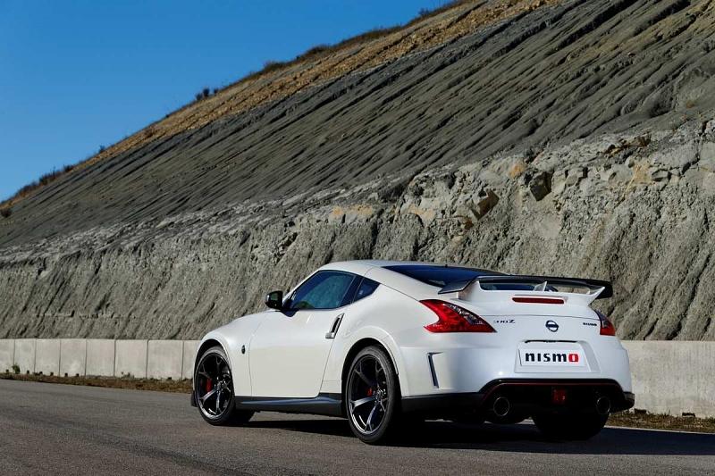Der Nissan 370 Z Nismo ist 1,87 Meter breit und...