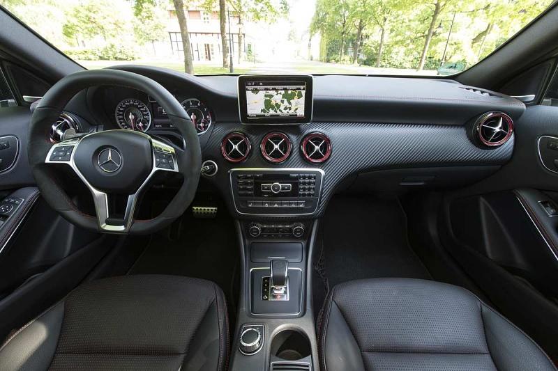 Das Cockpit des Mercedes A 45 AMG.