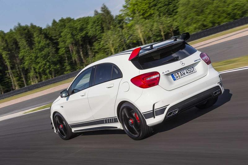Der Mercedes A 45 AMG Edition 1 zeigt auf den ersten Blick seine Sportlichkeit.