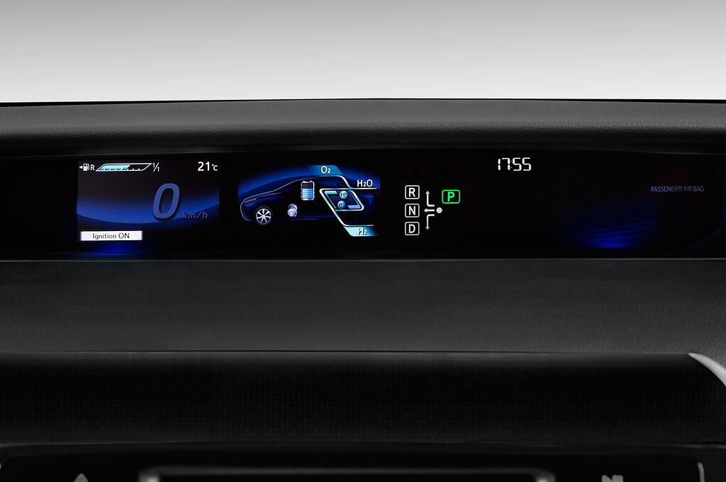 Toyota Mirai (Baujahr 2016) - 4 Türen Tacho und Fahrerinstrumente