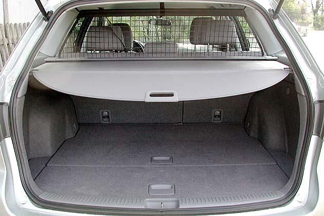 Eine Laderaumabdeckung schützt das Gepäck vor neugierigen Blicken