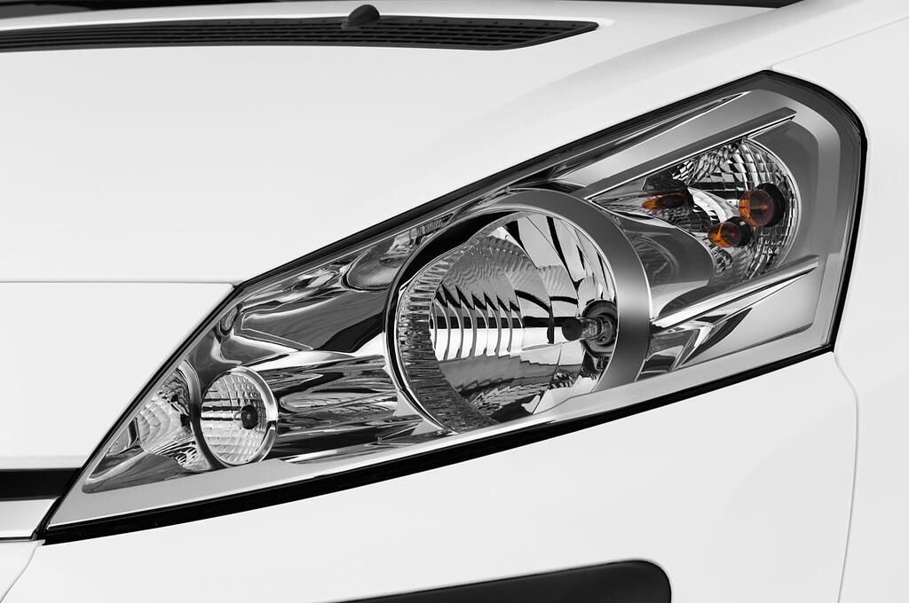 Toyota Proace (Baujahr 2015) Comfort 5 Türen Scheinwerfer