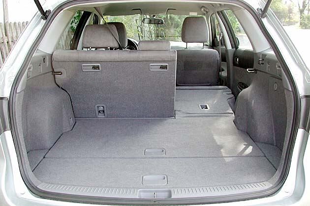 Die Rücksitzlehne ist ein Drittel zu zwei Drittel umklappbar