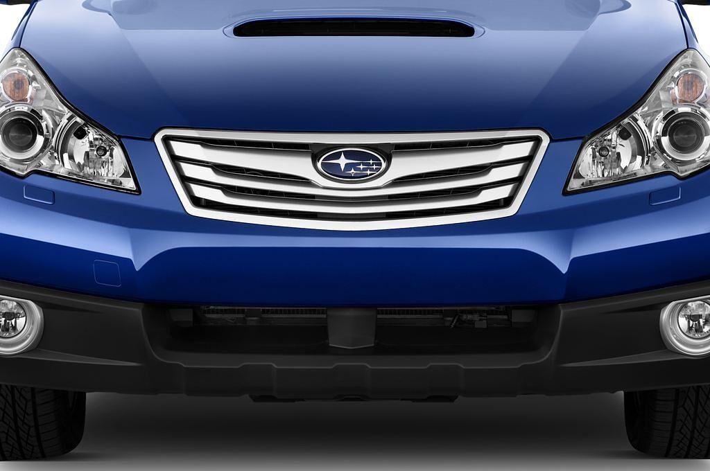 Subaru Outback (Baujahr 2010) Comfort 5 Türen Kühlergrill und Scheinwerfer