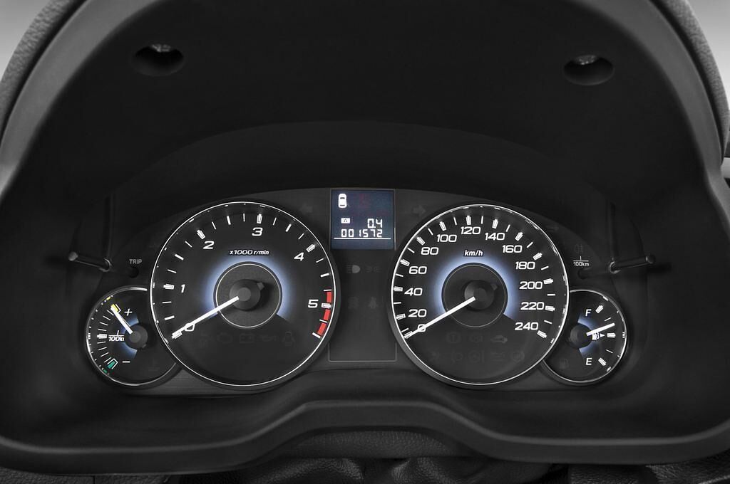 Subaru Outback (Baujahr 2010) Comfort 5 Türen Tacho und Fahrerinstrumente