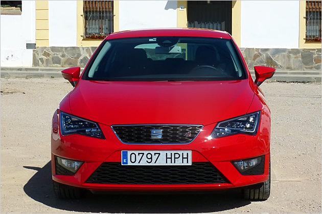 Unter dem kleinen Kühlergrill prangt ein großer Lufteinlass