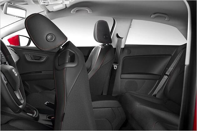 Die Rückbank ist wegen der fehlenden Fond-Türen nur kletternd zu erreichen