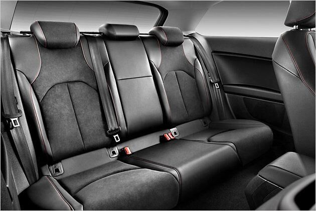 Das Bild täuscht: Auf der Rückbank geht es kuschelig zu